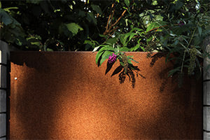 Des pots et bacs en acier CorTen pour structurer une terrasse