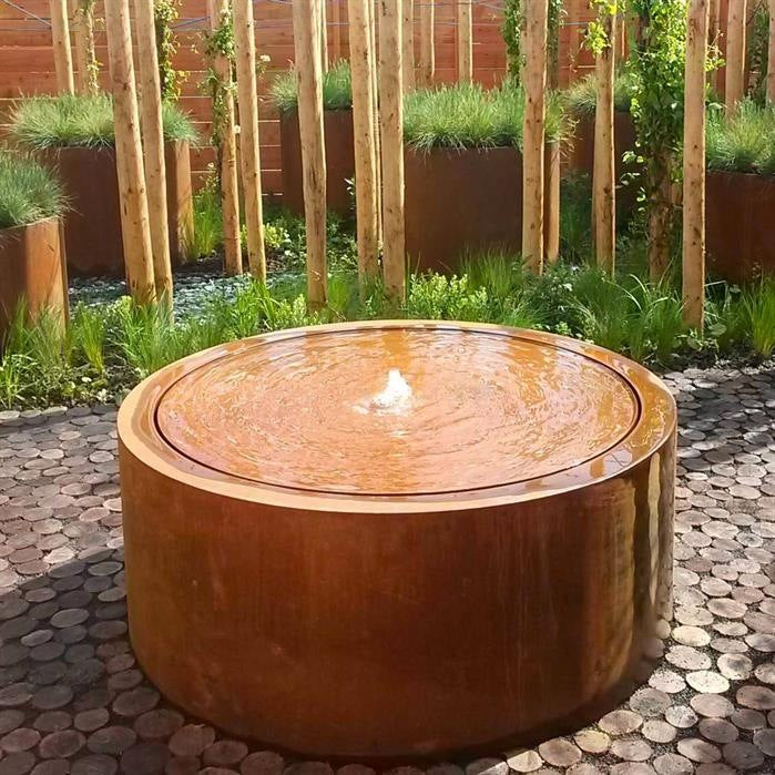 Runde Wassertische aus CorTen-Stahl