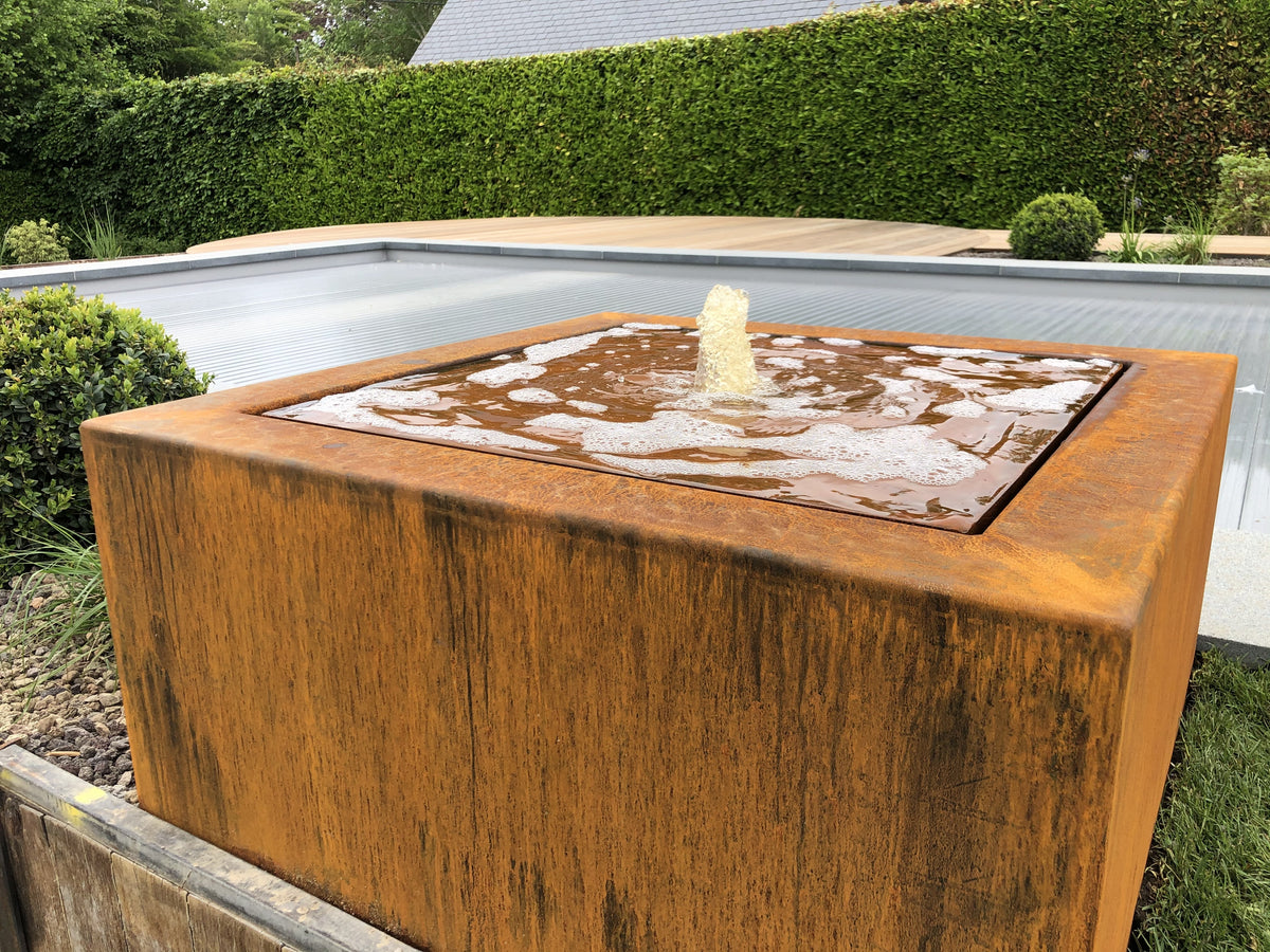 Quadratische Wassertische aus CorTen-Stahl