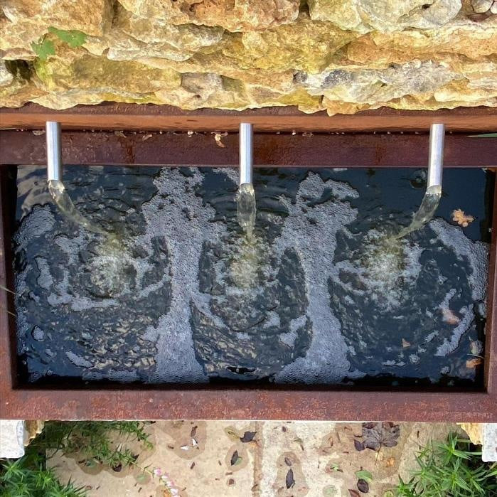 Freistehende Teichwand aus CorTen-Stahl