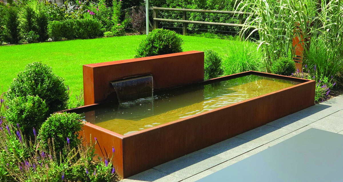 Freistehende Teichwand aus CorTen-Stahl