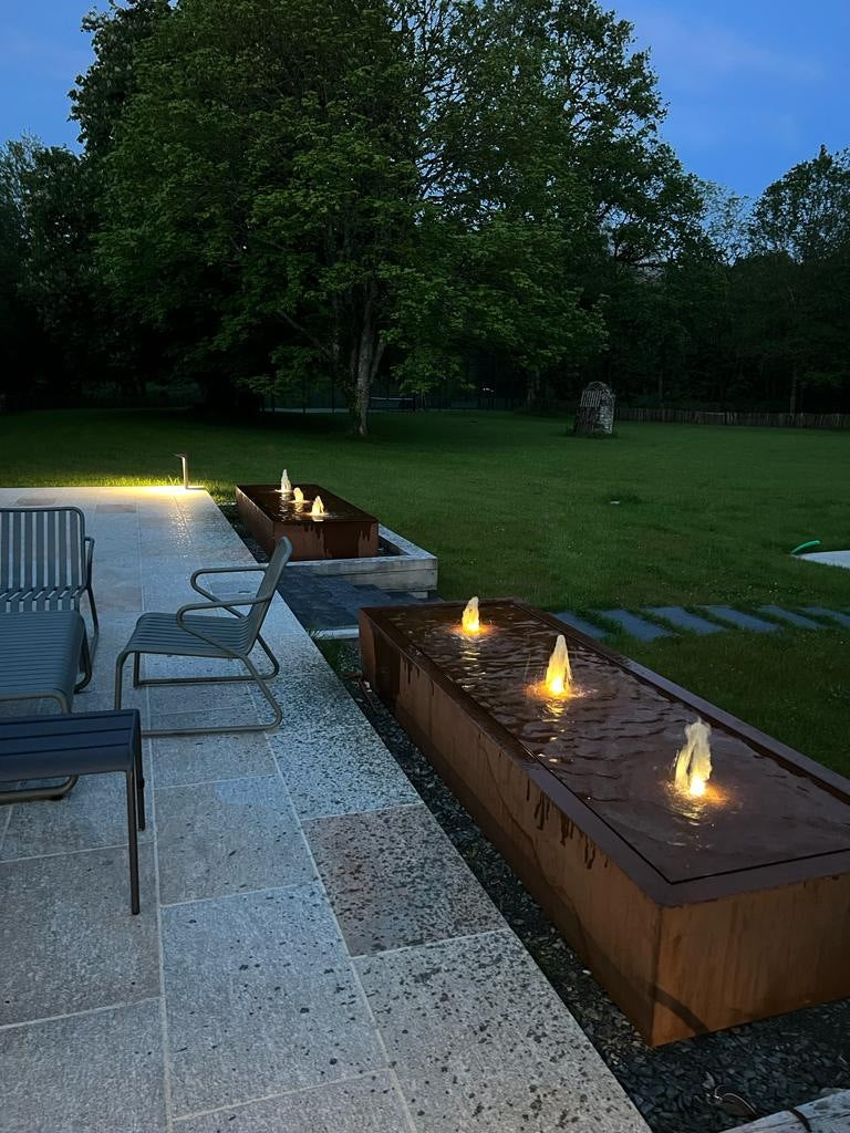 Rechteckige Wassertische aus CorTen-Stahl