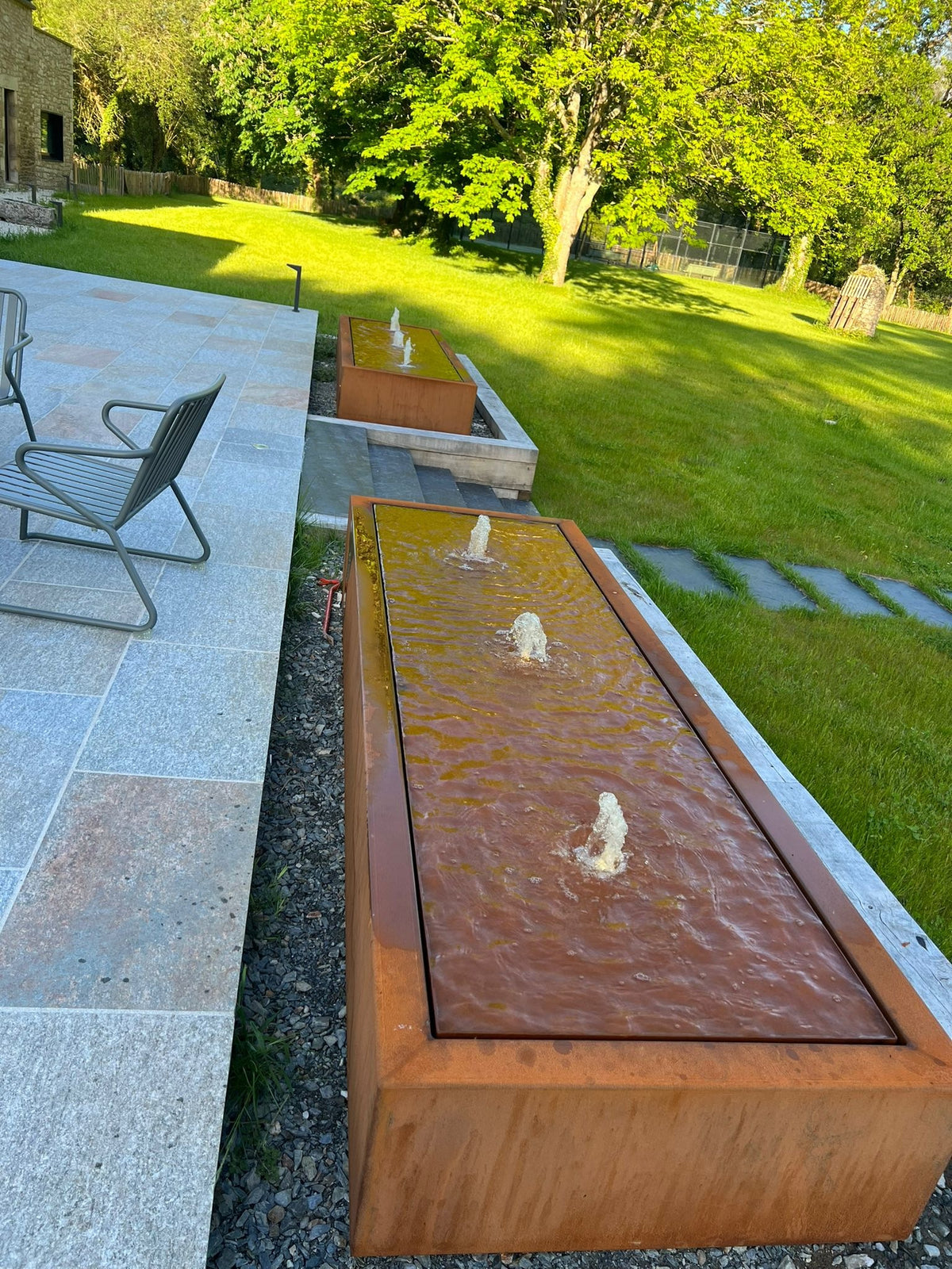 Rechteckige Wassertische aus CorTen-Stahl