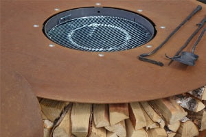 Un brasero plancha en acier CorTen comme chauffage et cuisine d’extérieur