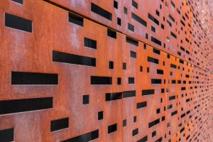 Comment s’obtient l’aspect rouillé de l’acier CorTen ?