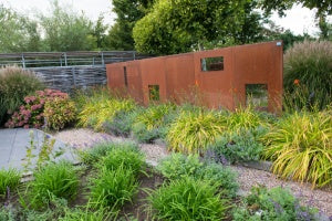 Quels produits en acier CorTen proposer en tant qu’entrepreneur en création de jardin ?