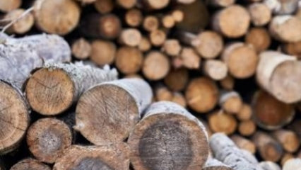Choisir l’acier CorTen pour le rangement du bois de chauffage extérieur