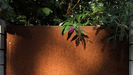 Des pots et bacs en acier CorTen pour structurer une terrasse
