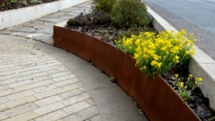Délimiter un parterre avec des bordures en acier CorTen