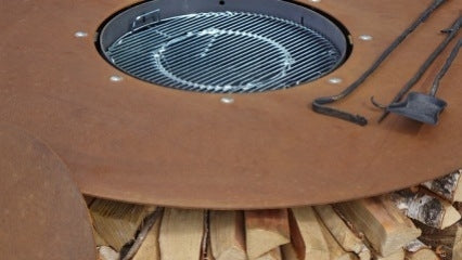 Un brasero plancha en acier CorTen comme chauffage et cuisine d’extérieur