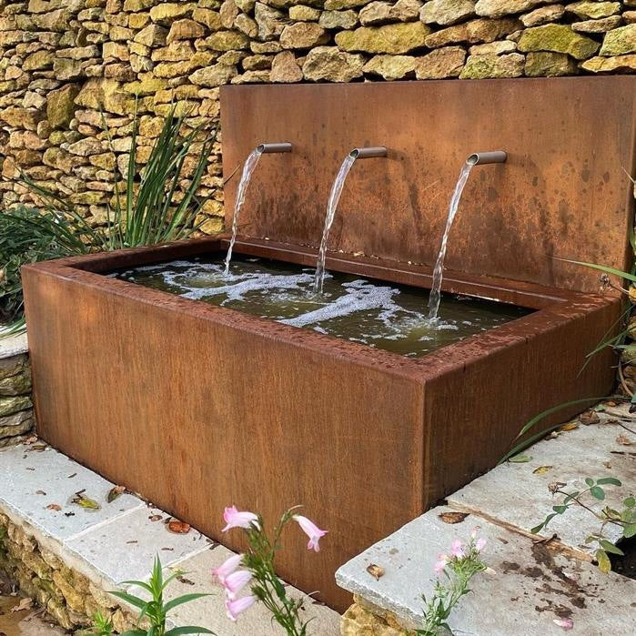 Mur cascade à placer sur le bassin en acier CorTen
