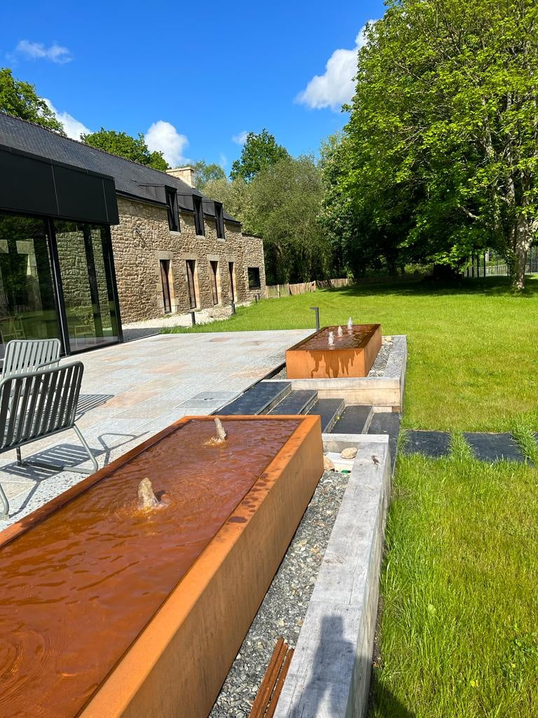 Rechteckige Wassertische aus CorTen-Stahl